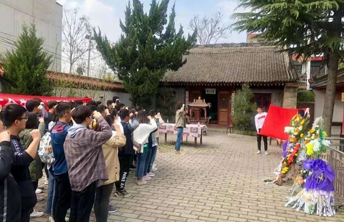 学生在鄠邑区东索村烈士陵园开展主题党日活动 - 副本.jpg